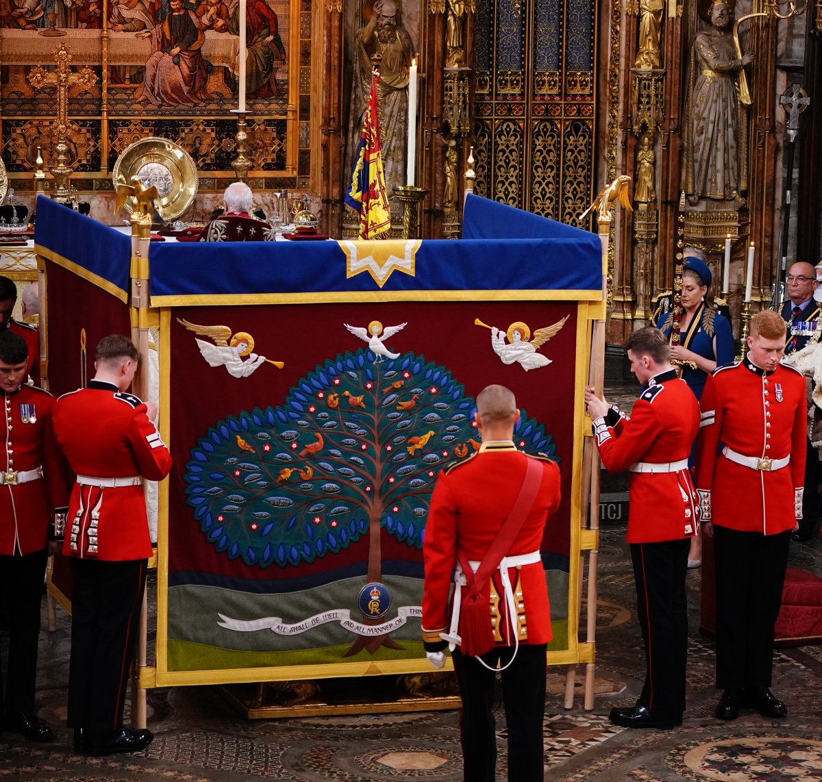 Il Re Carlo III viene unto dietro a uno schermo durante la cerimonia di incoronazione all'Abbazia di Westminster il 6 maggio 2023 a Londra, Inghilterra (Yui Mok - WPA Pool/Getty Images)