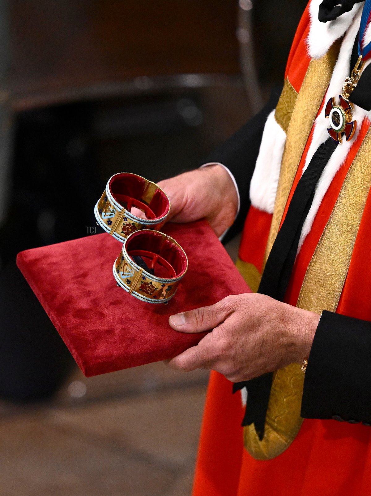 Due Armilli, bracciali in oro, smalto champlevé e basse-taille, foderati in velluto, vengono portati all'Abbazia di Westminster nel centro di Londra il 6 maggio 2023, in preparazione delle incoronazioni del Re Carlo III e della Regina Camilla (GARETH CATTERMOLE/POOL/AFP via Getty Images)