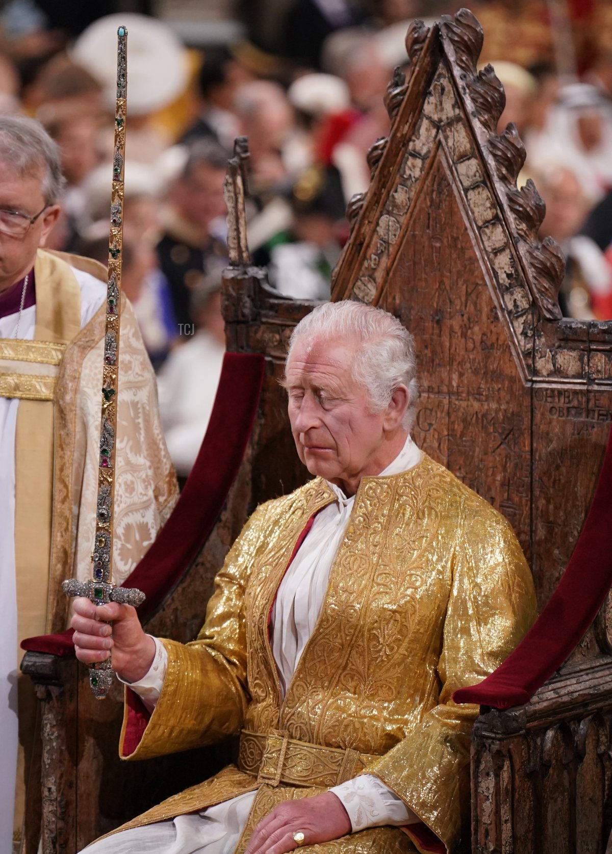 Il Re Carlo III tiene la Spada di Stato durante la sua cerimonia di incoronazione all'Abbazia di Westminster il 6 maggio 2023 a Londra, Inghilterra (Victoria Jones - WPA Pool/Getty Images)