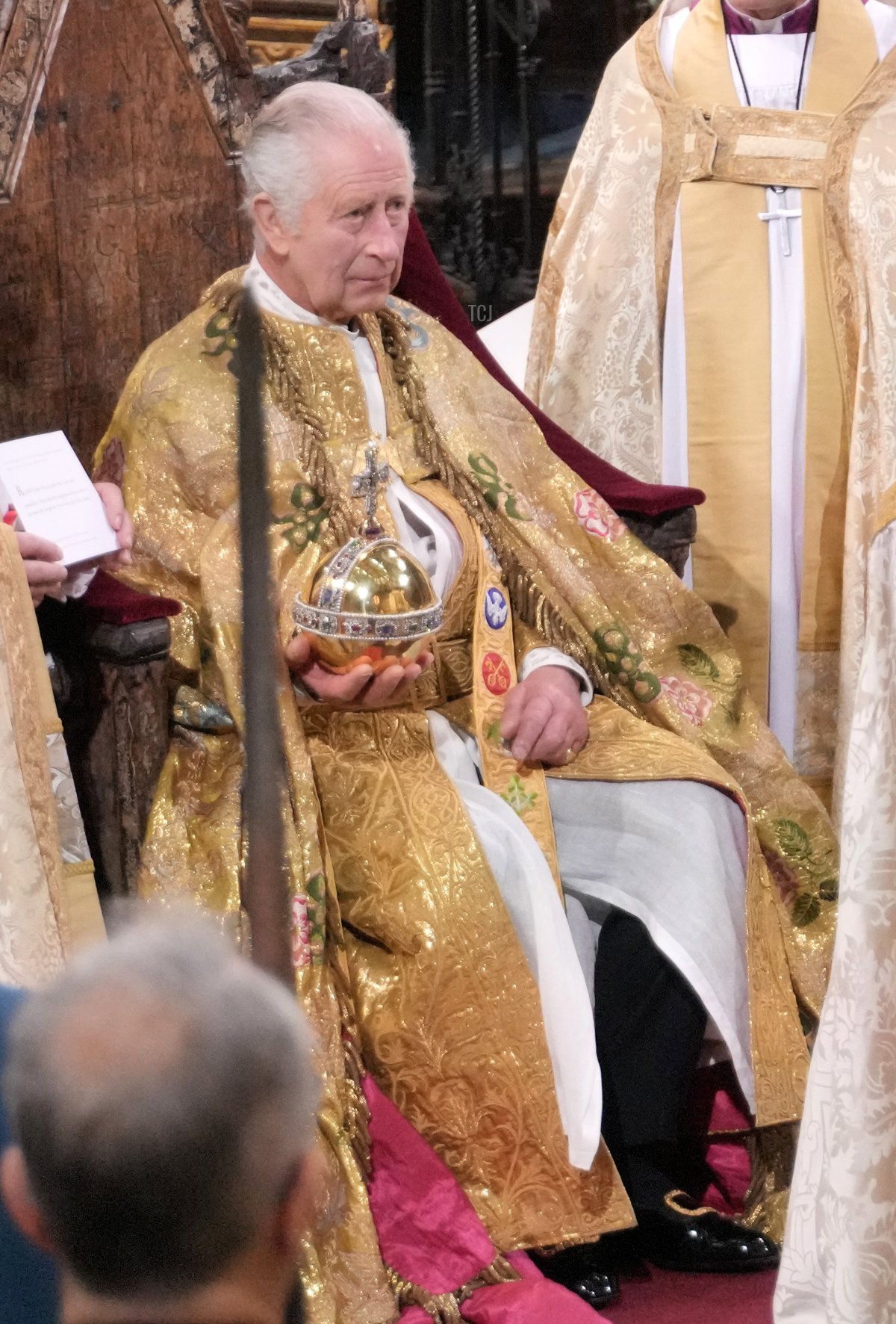 Il Re Carlo III tiene l'Orb di Stato mentre partecipa alla cerimonia di incoronazione sua e della Regina Camilla all'Abbazia di Westminster il 6 maggio 2023 a Londra, Inghilterra (Jonathan Brady - WPA Pool/Getty Images)