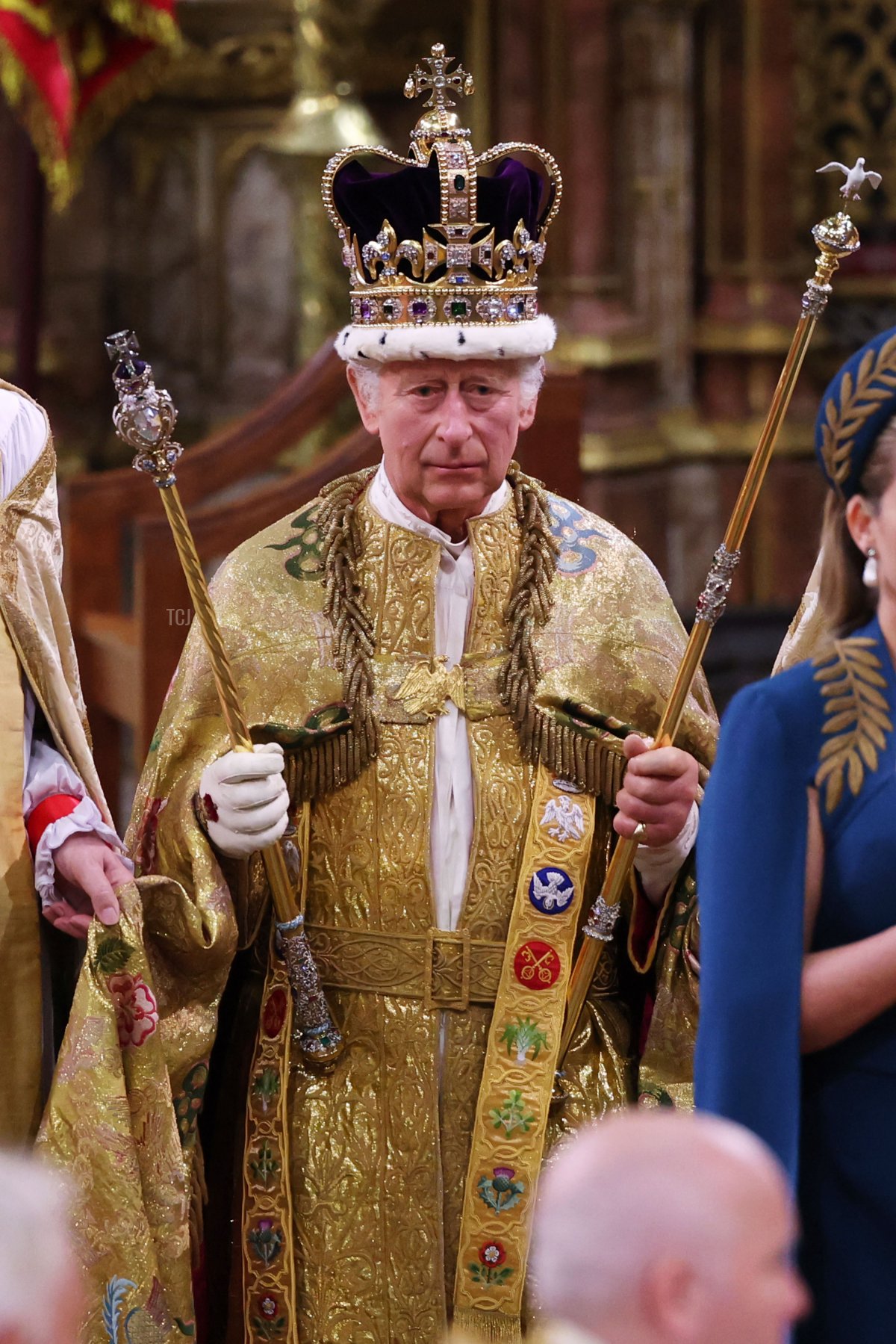 Il Re Carlo III rimane in piedi dopo essere stato incoronato durante la sua cerimonia di incoronazione all'Abbazia di Westminster, il 6 maggio 2023 a Londra, Inghilterra (Richard Pohle - WPA Pool/Getty Images)