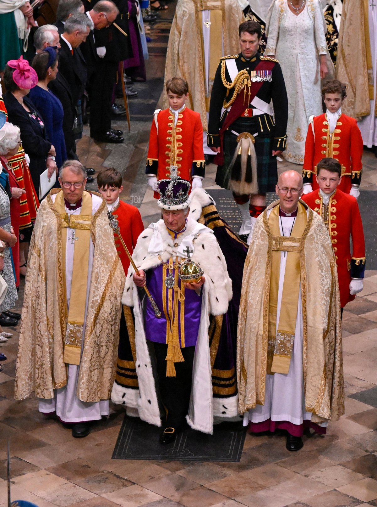 Il Re Carlo III, indossando la Corona di Stato Imperiale, lascia l'Abbazia di Westminster dopo le cerimonie di incoronazione nel centro di Londra il 6 maggio 2023 (GARETH CATTERMOLE/POOL/AFP via Getty Images)