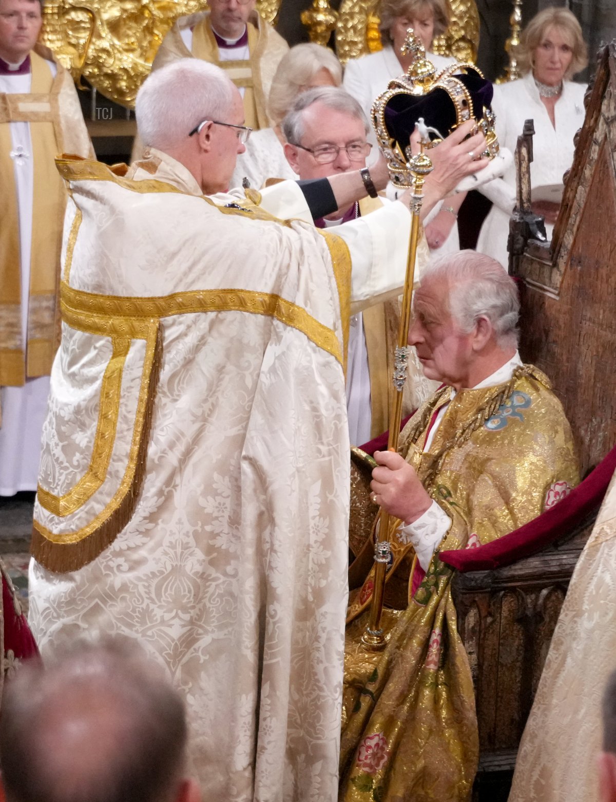 Il Re Carlo III viene incoronato con la Corona di San Edoardo dall'Arcivescovo di Canterbury, il Reverendissimo Justin Welby, durante la sua cerimonia di incoronazione all'Abbazia di Westminster, il 6 maggio 2023 a Londra, Inghilterra (Victoria Jones - WPA Pool/Getty Images)