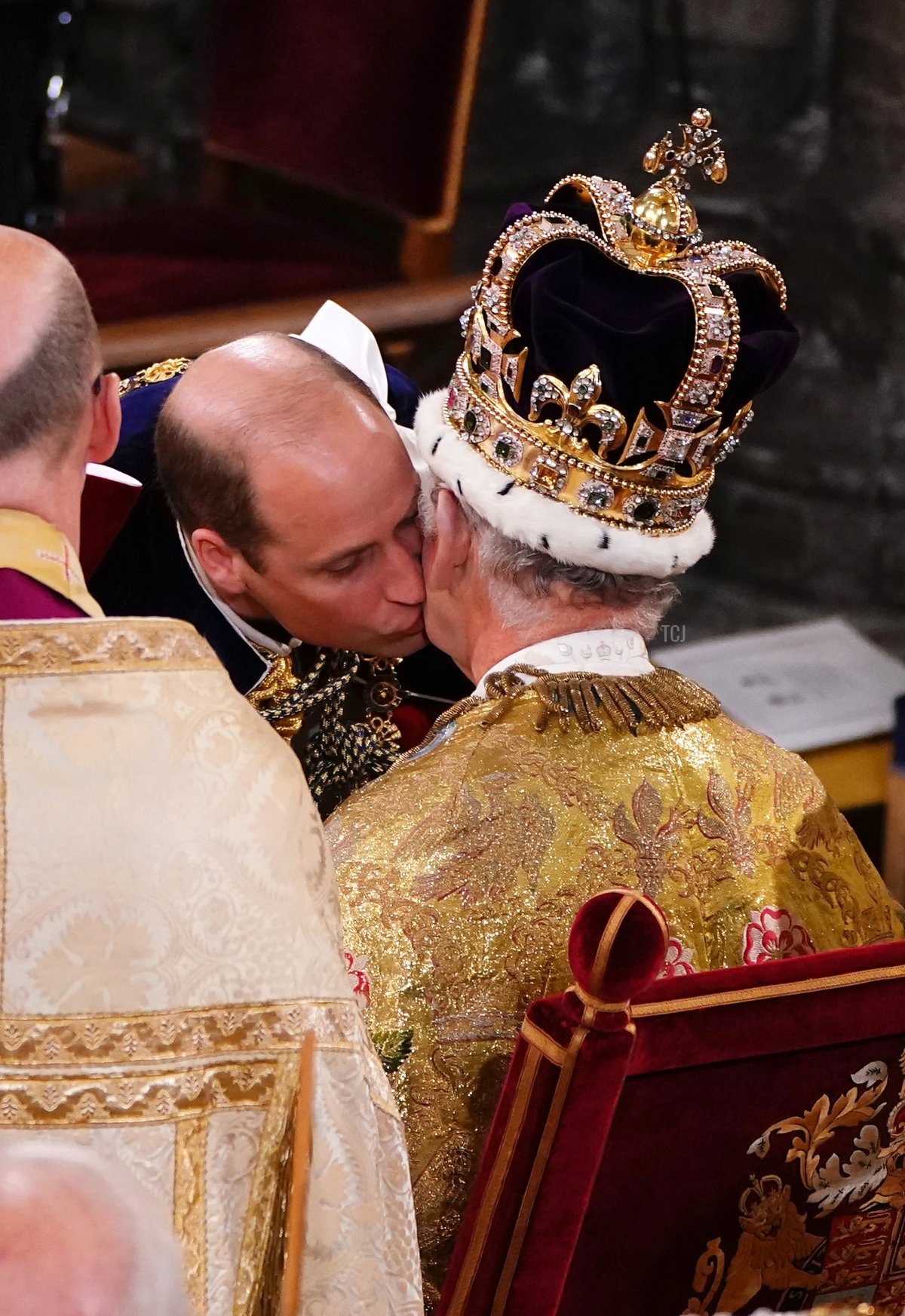 Il Principe di Galles bacia suo padre, il Re Carlo III, indossando la Corona di San Edoardo, durante la cerimonia di incoronazione del Re all'interno dell'Abbazia di Westminster il 6 maggio 2023 a Londra, Inghilterra (Yui Mok - WPA Pool/Getty Images)