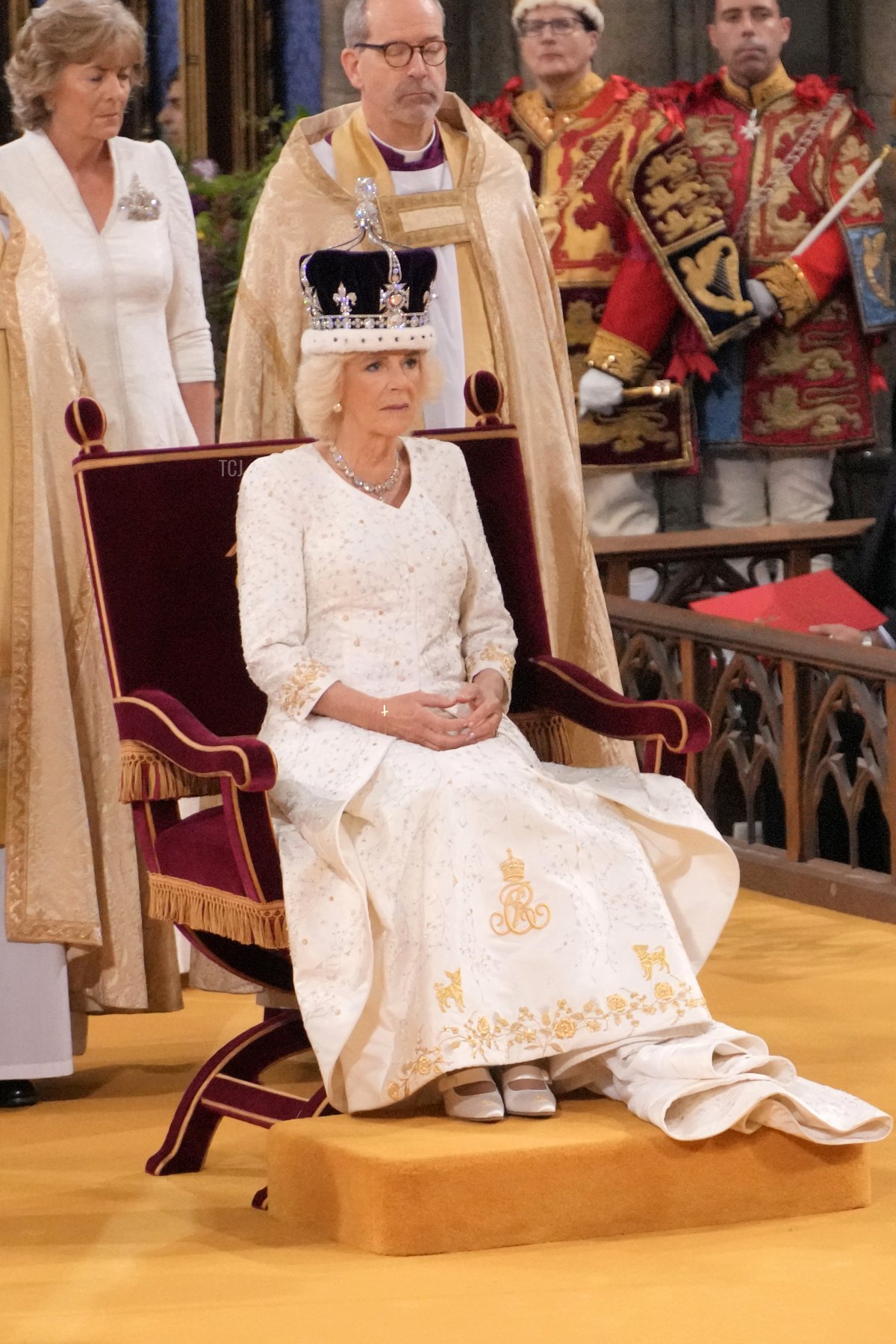 La Regina Camilla viene incoronata con la Corona di Regina Maria durante la sua cerimonia di incoronazione all'Abbazia di Westminster il 6 maggio 2023 a Londra, Inghilterra (Jonathan Brady - WPA Pool/Getty Images)