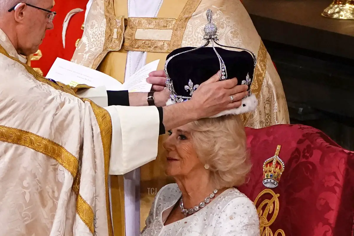 L'Arcivescovo di Canterbury, Justin Welby, posa la Corona di Regina Maria sulla testa della Regina Camilla durante la cerimonia di incoronazione all'interno dell'Abbazia di Westminster nel centro di Londra, il 6 maggio 2023 (YUI MOK/POOL/AFP via Getty Images)