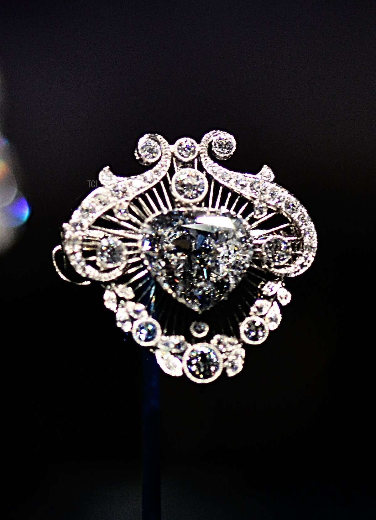 Il Brooch Cullinan V in mostra nell'esposizione 'Diamonds: A Jubilee Celebration', che fa parte dell'apertura estiva di Buckingham Palace il 28 giugno 2012 a Londra, Inghilterra (Bethany Clarke/Getty Images)