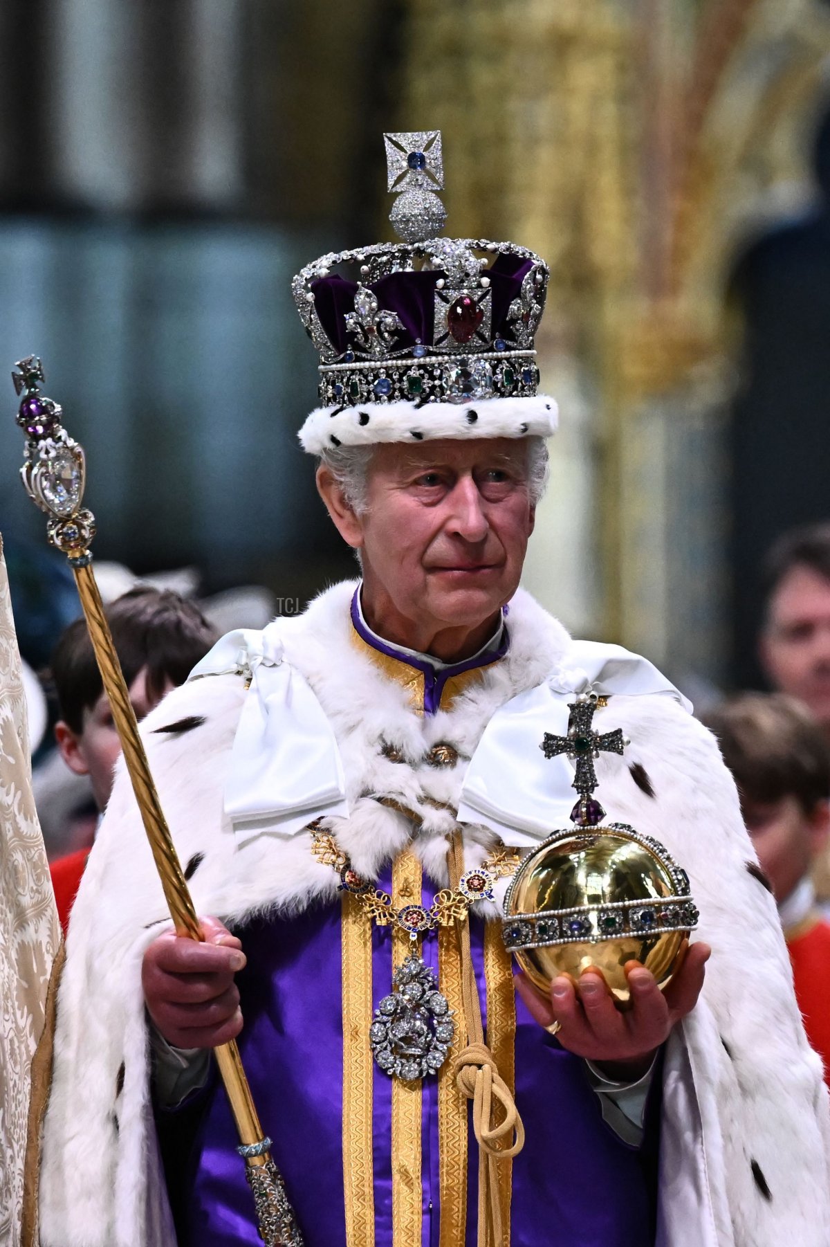 Il Re Carlo III, indossando la Corona di Stato Imperiale e portando l'Orb e il Scettro Sovrano, lascia l'Abbazia di Westminster dopo le cerimonie di incoronazione nel centro di Londra il 6 maggio 2023 (BEN STANSALL/POOL/AFP via Getty Images)