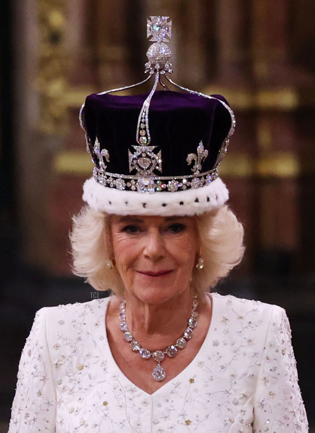 La Regina Camilla rimane in piedi dopo essere stata incoronata dall'Arcivescovo di Canterbury durante la sua cerimonia di incoronazione all'Abbazia di Westminster, il 6 maggio 2023 a Londra, Inghilterra (Richard Pohle - WPA Pool/Getty Images)