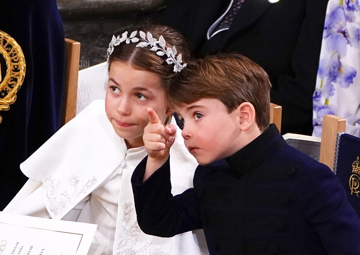 La Principessa Charlotte e il Principe Louis di Galles partecipano all'incoronazione del loro nonno, re Carlo III, all'Abbazia di Westminster, 6 maggio 2023 (Yui Mok - WPA Pool/Getty Images)