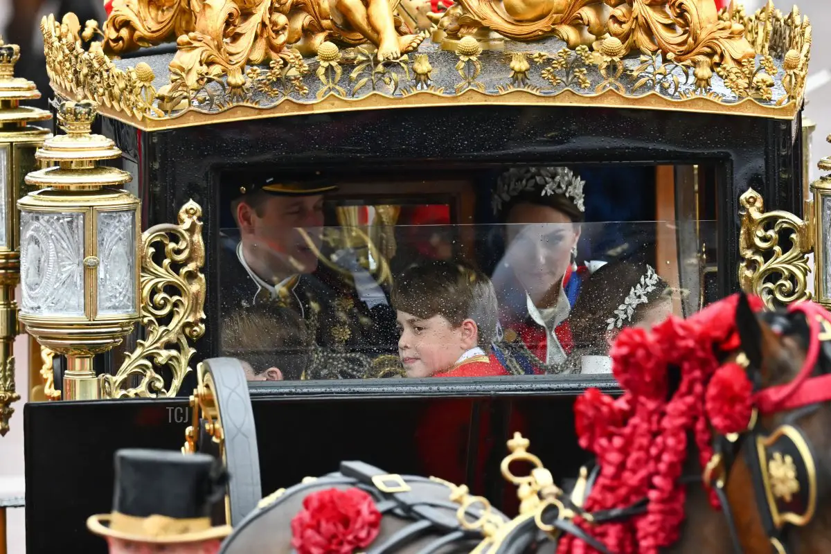 Il Principe e la Principessa di Galles, con il Principe George, la Principessa Charlotte e il Principe Louis, partecipano alla processione di incoronazione dall'Abbazia di Westminster a Buckingham Palace, 6 maggio 2023 (Dan Mullan/Getty Images)