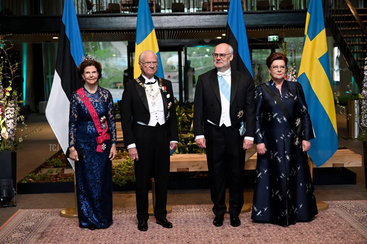 Il re Carlo XVI Gustavo e la regina Silvia di Svezia partecipano a una cena di stato ospitata dal presidente dell'Estonia a Tallinn, 2 maggio 2023 (Pontus Lundahl/TT News Agency/Alamy)