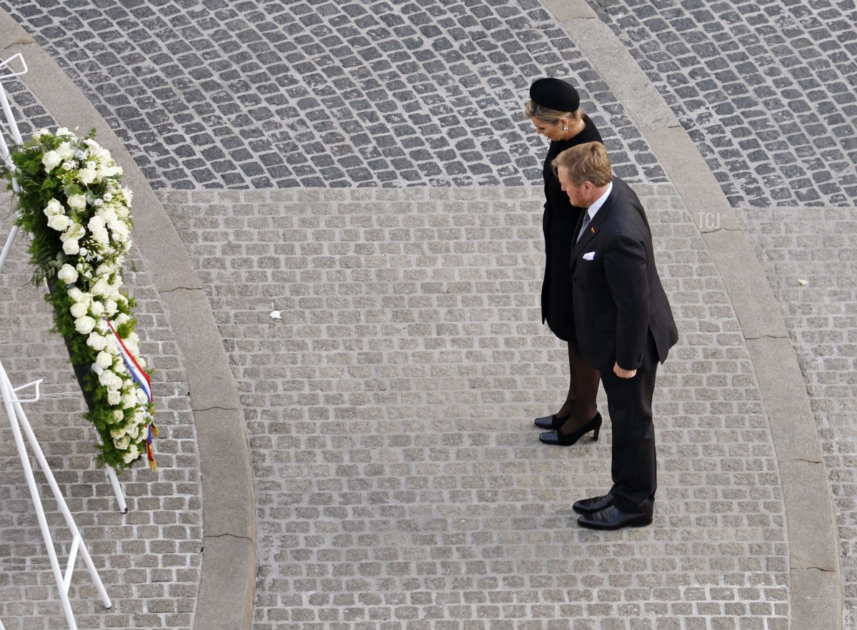 Il Re e la Regina dei Paesi Bassi rendono omaggio dopo aver deposto una corona durante le commemorazioni della Giornata Nazionale del Ricordo nella Piazza Dam ad Amsterdam, 4 maggio 2023 (ROBIN VAN LONKHUIJSEN/POOL/AFP via Getty Images)