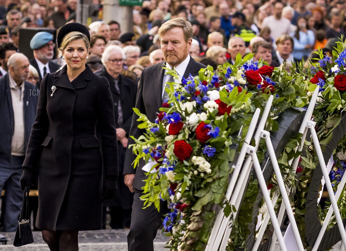 Il Re e la Regina dei Paesi Bassi partecipano alle commemorazioni della Giornata Nazionale del Ricordo nella Piazza Dam ad Amsterdam, 4 maggio 2023 (REMKO DE WAAL/ANP/AFP via Getty Images)