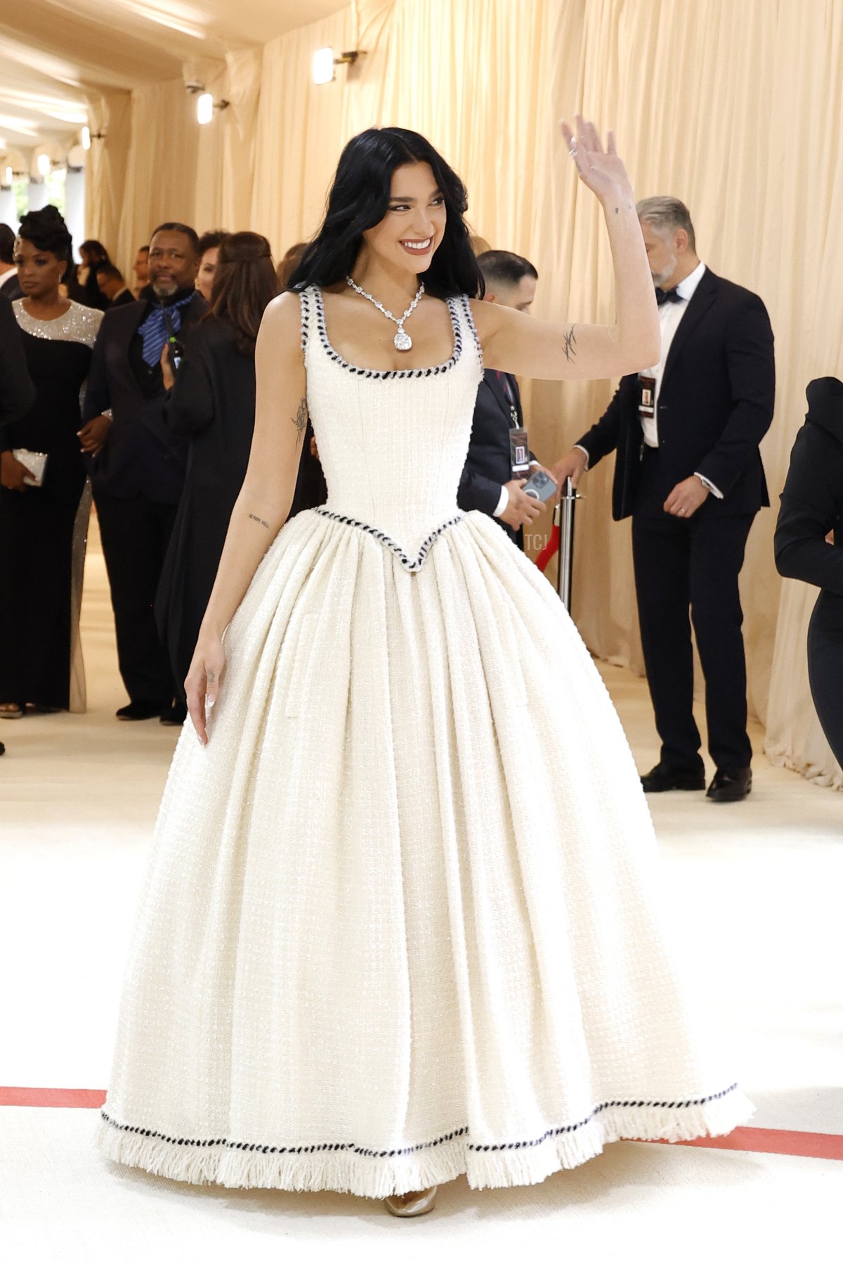 La cantante inglese Dua Lipa partecipa al Met Gala, il fundraiser annuale per l'Istituto del Costume del Metropolitan Museum of Art, al Metropolitan Museum of Art di New York il 1 maggio 2023 (Mike Coppola/Getty Images)