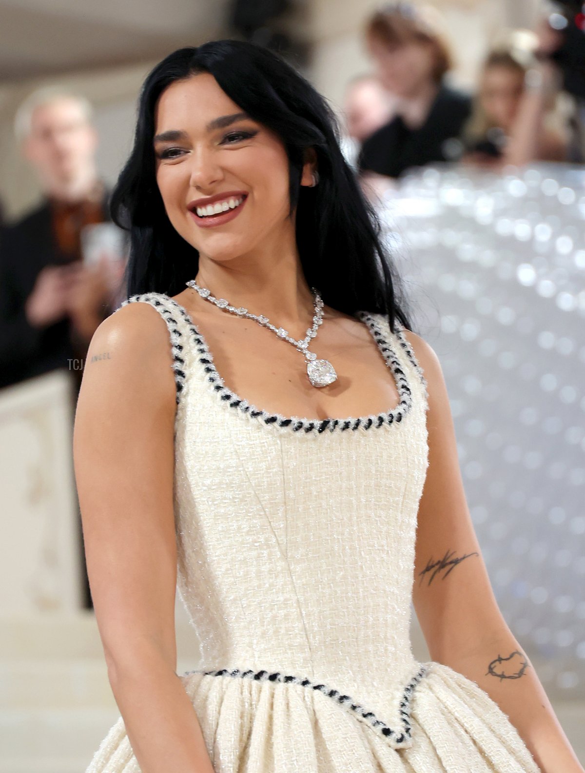 La cantante inglese Dua Lipa partecipa al Met Gala, il fundraiser annuale per l'Istituto del Costume del Metropolitan Museum of Art, al Metropolitan Museum of Art di New York il 1 maggio 2023 (Mike Coppola/Getty Images)