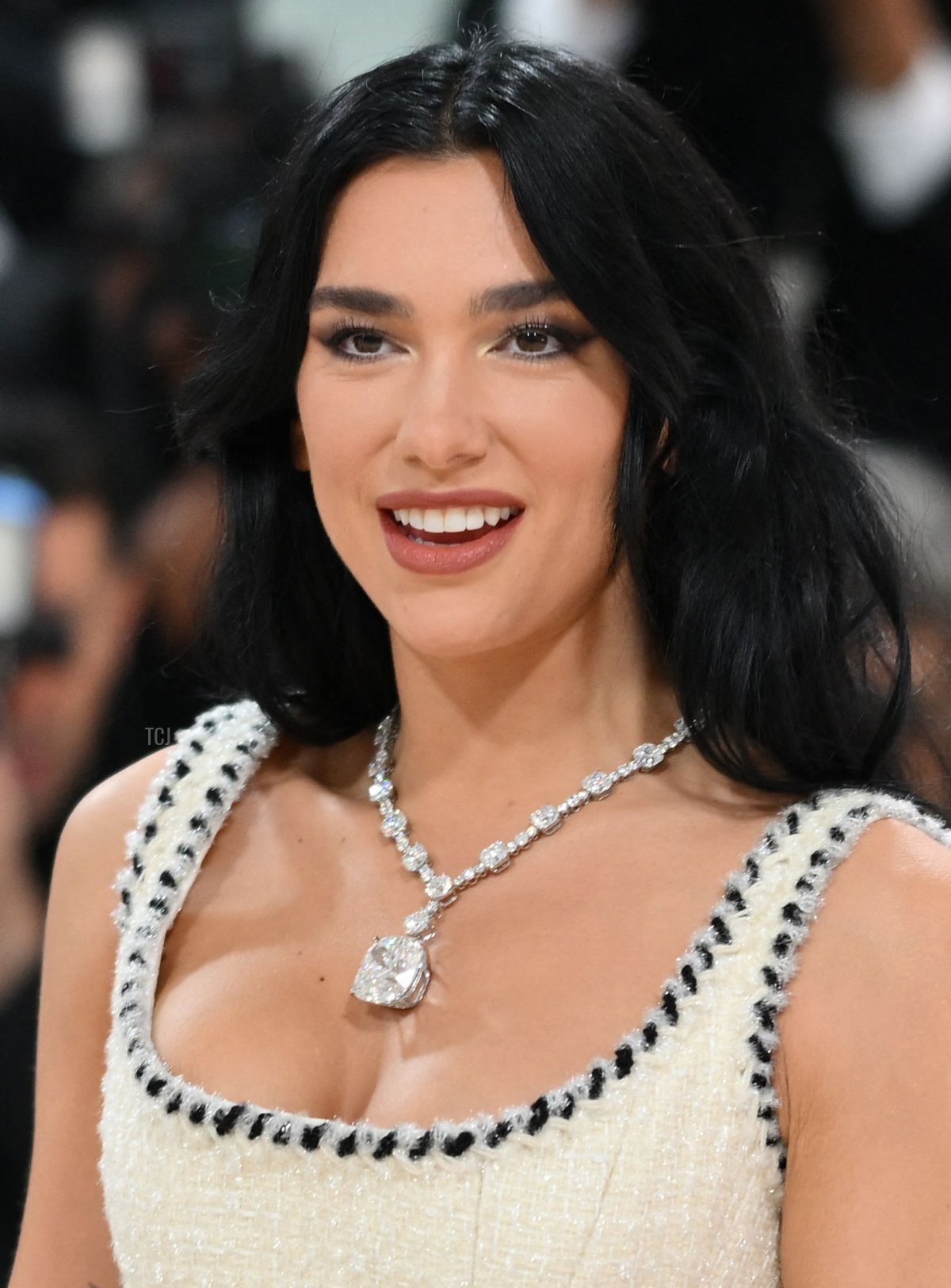 La cantante inglese Dua Lipa partecipa al Met Gala, il fundraiser annuale per l'Istituto del Costume del Metropolitan Museum of Art, al Metropolitan Museum of Art di New York il 1 maggio 2023 (ANGELA WEISS/AFP via Getty Images)