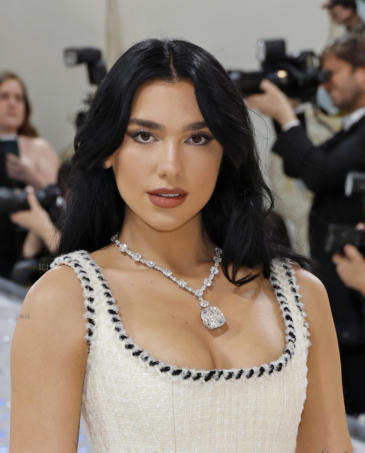 La cantante inglese Dua Lipa partecipa al Met Gala, il fundraiser annuale per l'Istituto del Costume del Metropolitan Museum of Art, al Metropolitan Museum of Art di New York il 1 maggio 2023 (Mike Coppola/Getty Images)