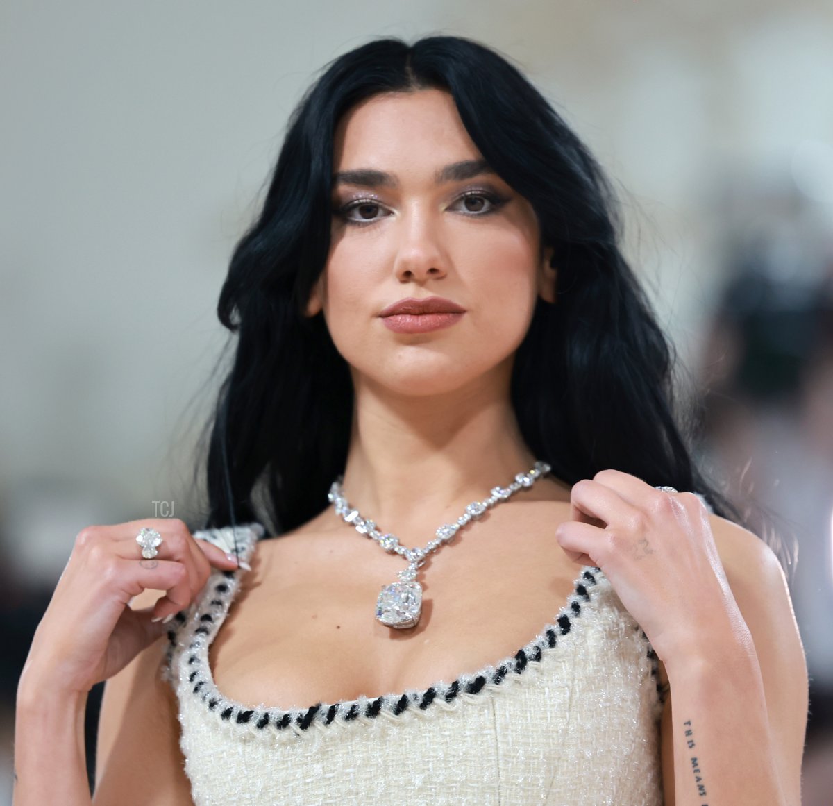 La cantante inglese Dua Lipa partecipa al Met Gala, il fundraiser annuale per l'Istituto del Costume del Metropolitan Museum of Art, al Metropolitan Museum of Art di New York il 1 maggio 2023 (Theo Wargo/Getty Images per Karl Lagerfeld)