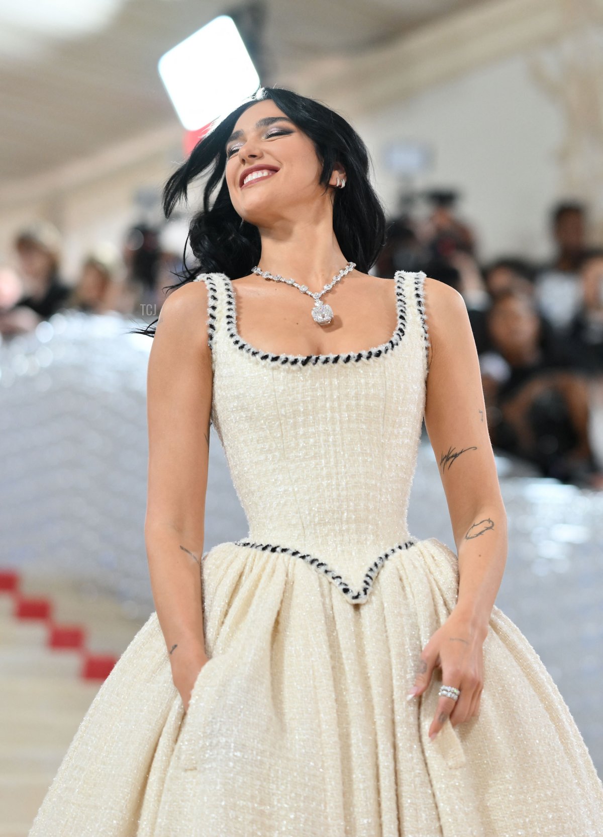 La cantante inglese Dua Lipa partecipa al Met Gala, il fundraiser annuale per l'Istituto del Costume del Metropolitan Museum of Art, al Metropolitan Museum of Art di New York il 1 maggio 2023 (ANGELA WEISS/AFP via Getty Images)