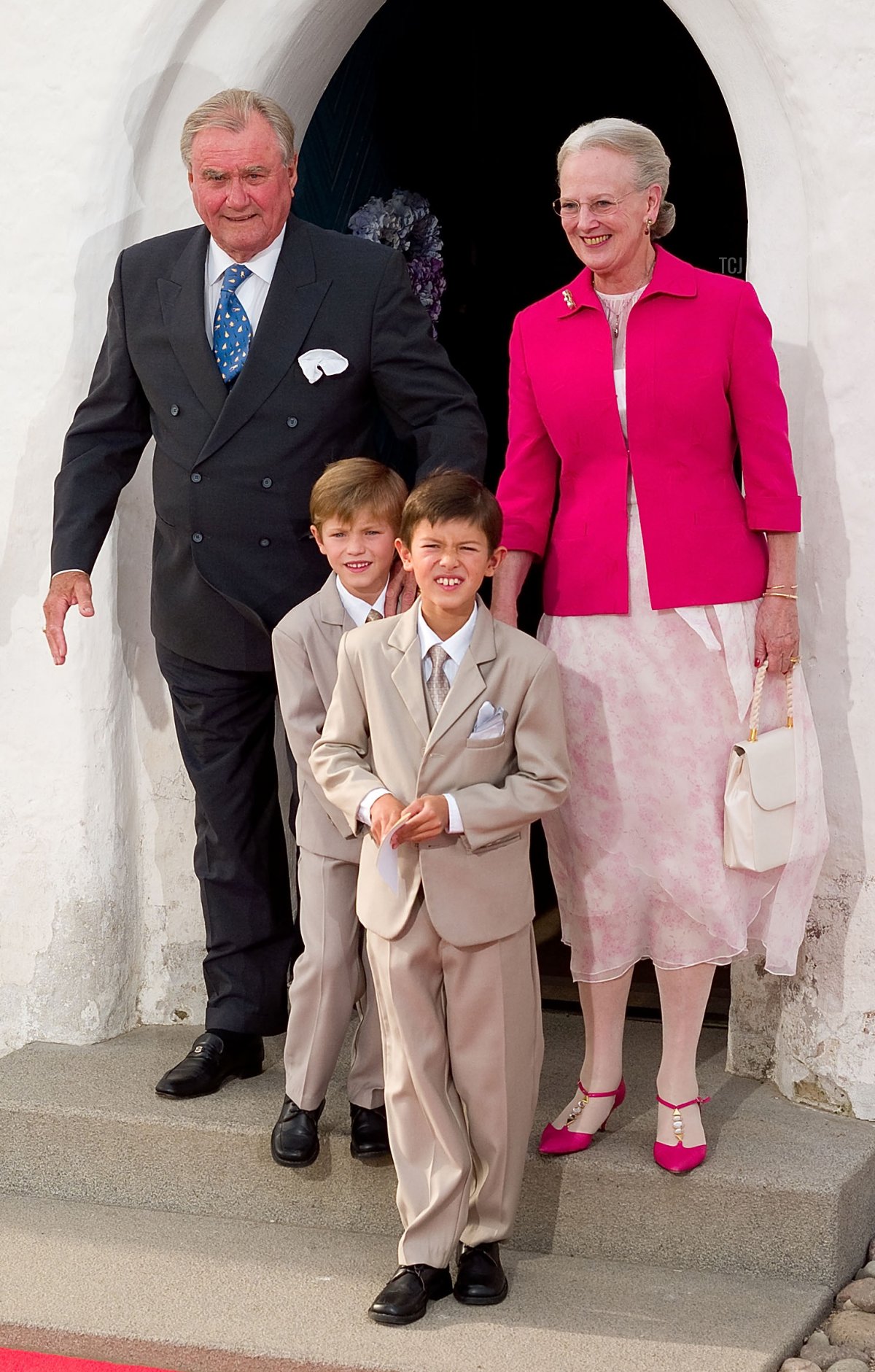 Regina Margrethe II e Principe Henrik di Danimarca, con il Principe Nikolai e il Principe Felix, partecipano al battesimo del loro nipote, Principe Henrik, a Mogeltonder, 26 luglio 2009 (Thorsten Overgaard/Getty Images)