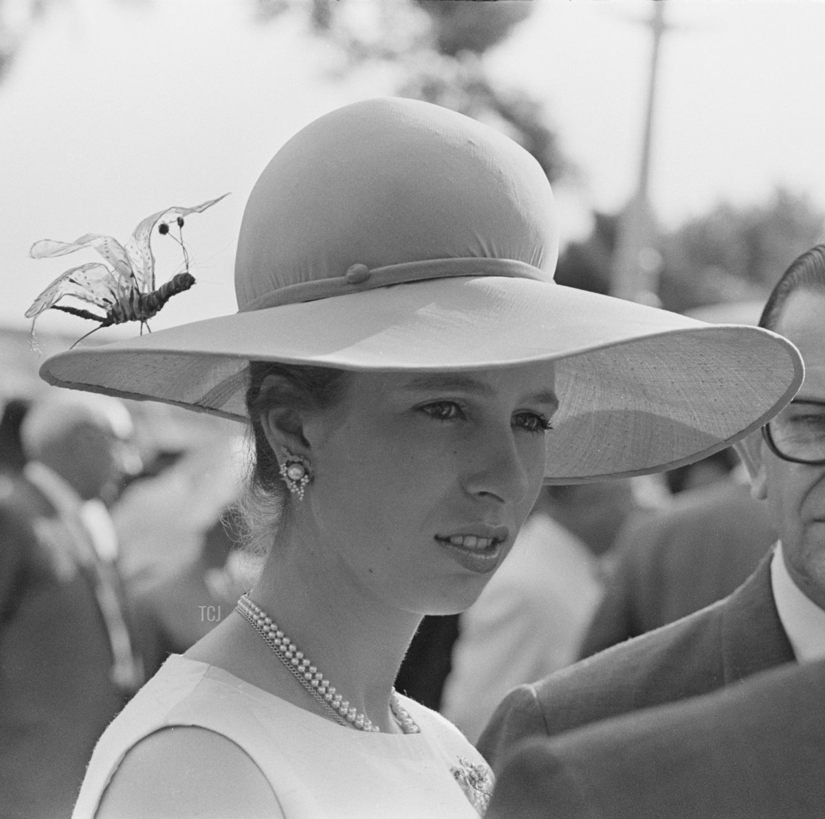 La Principessa Anna indossa un cappello a tesa larga con un insetto artificiale in una sfilata di moda a Brisbane, Australia, aprile 1970 (William Lovelace/Daily Express/Getty Images)