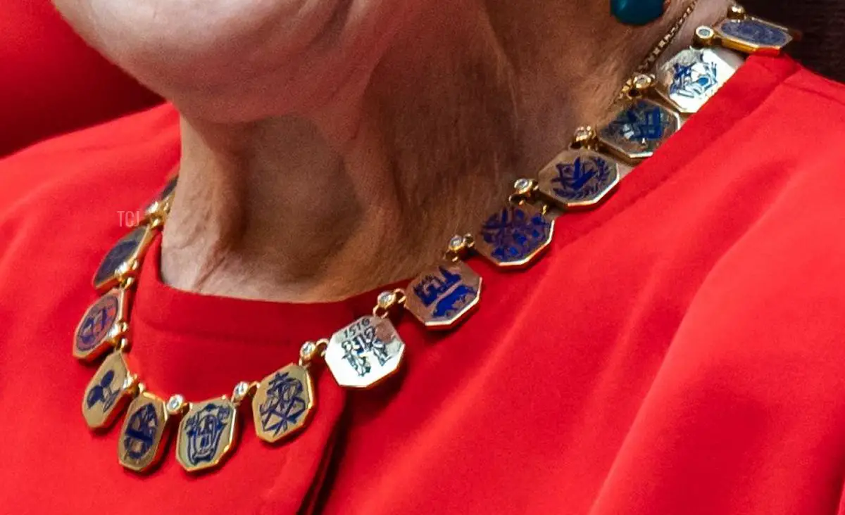 La regina Margherita II di Danimarca partecipa alla presentazione delle medaglie dell'Associazione dei Muratori di Copenaghen in una cerimonia presso il Municipio di Copenaghen il 9 maggio 2023 (EMIL NICOLAI HELMS/Ritzau Scanpix/AFP via Getty Images)