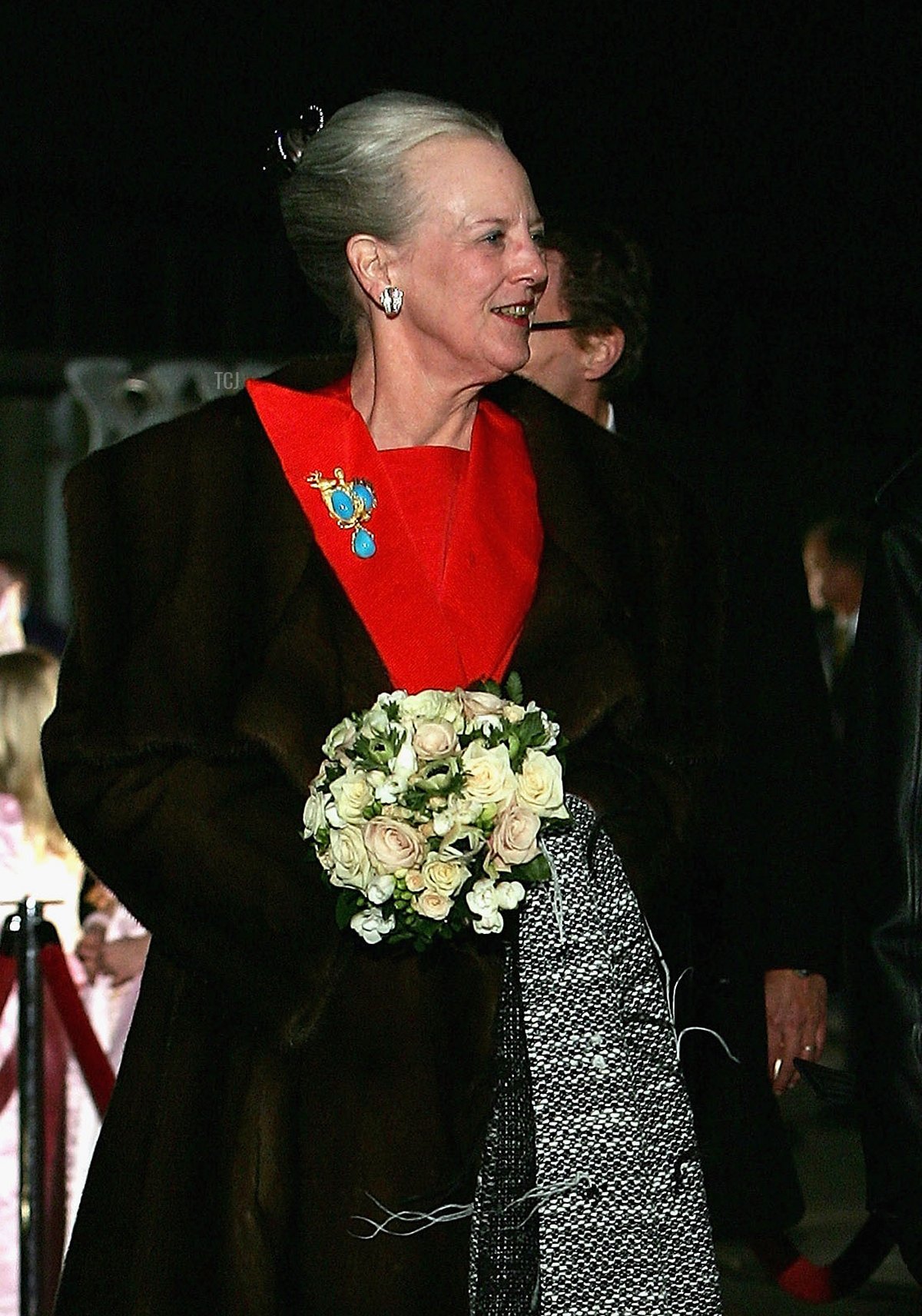 La regina Margherita II di Danimarca arriva alla performance di gala Once Upon a Time, evento principale delle celebrazioni del bicentenario di Hans Christian Andersen, presso lo Stadio Parken il 2 aprile 2005 a Copenaghen, Danimarca (MJ Kim/Getty Images)