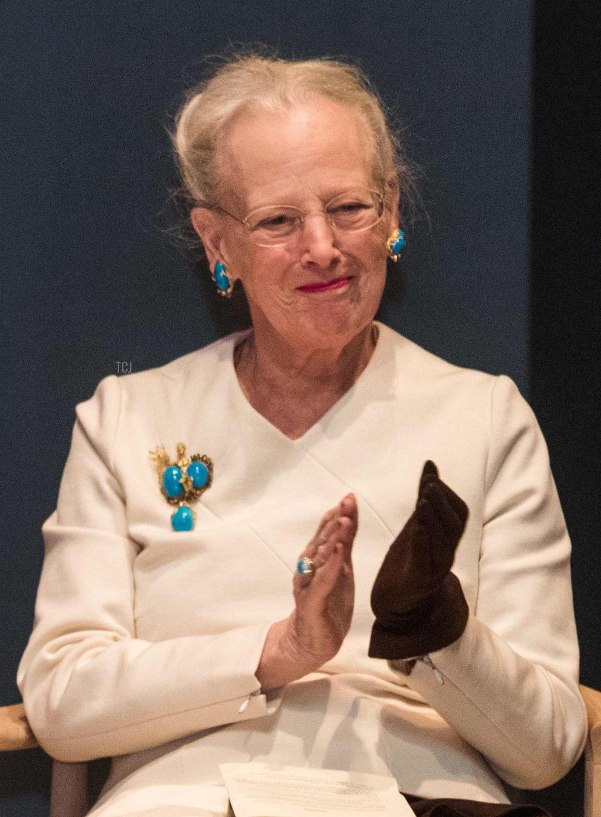 La regina Margherita II di Danimarca applaude durante la presentazione delle Sagas Complete degli Islandesi tradotte in danese nella Biblioteca Reale Danese a Copenaghen il 24 gennaio 2017 (MARTIN SYLVEST/AFP via Getty Images)