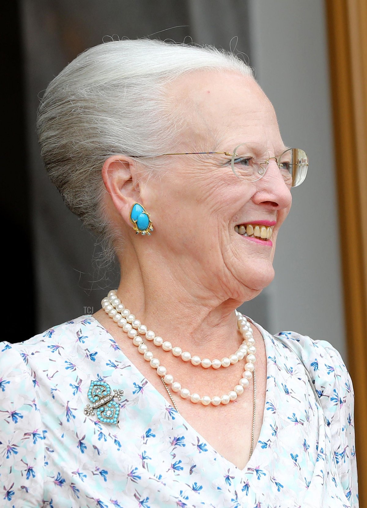 La regina Margherita II di Danimarca attende prima di accogliere il presidente della Francia nel complesso del Palazzo Amalienborg nel centro di Copenaghen il 28 agosto 2018 (DOMINIQUE JACOVIDES/POOL/AFP via Getty Images)