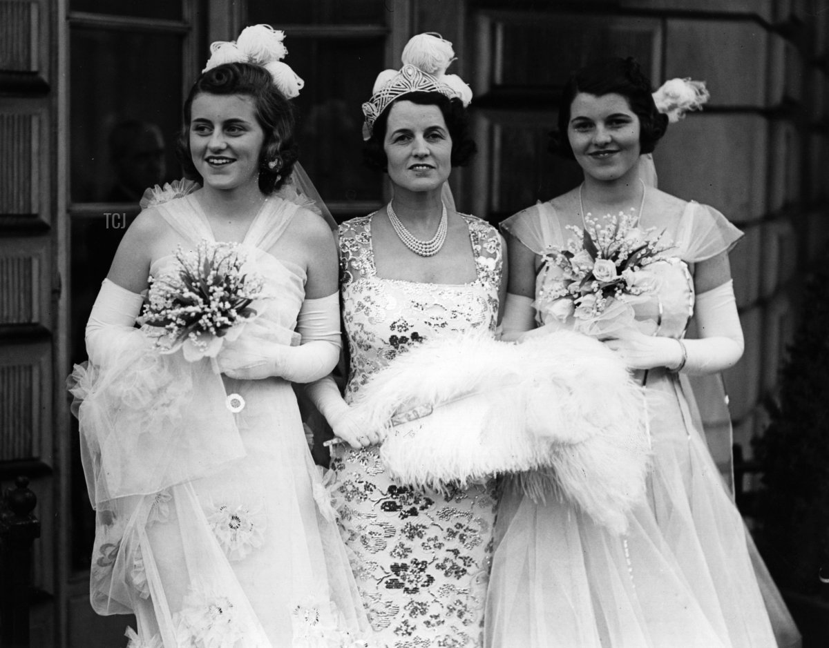 Rose Kennedy, con le sue figlie Kathleen e Rosemary, lascia la loro casa di Londra in direzione della loro presentazione in corte, maggio 1938 (Derek Berwin/Getty Images)