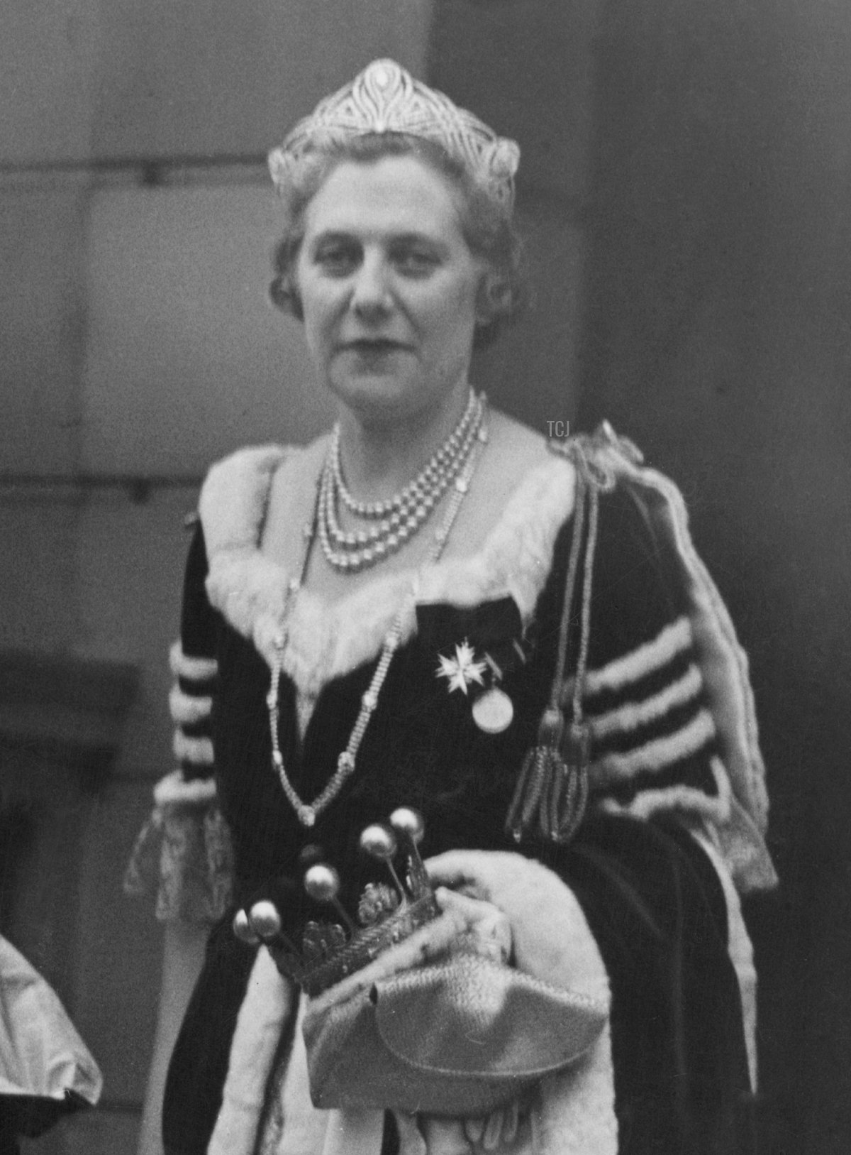 Roberte Ponsonby, Contessa di Bessborough posa con la sua tiara, gioielli e vesti il Giorno della Coronazione nel maggio 1937 (Agenzia Fotografica Generale/Keystone/Hulton Archive/Getty Images)