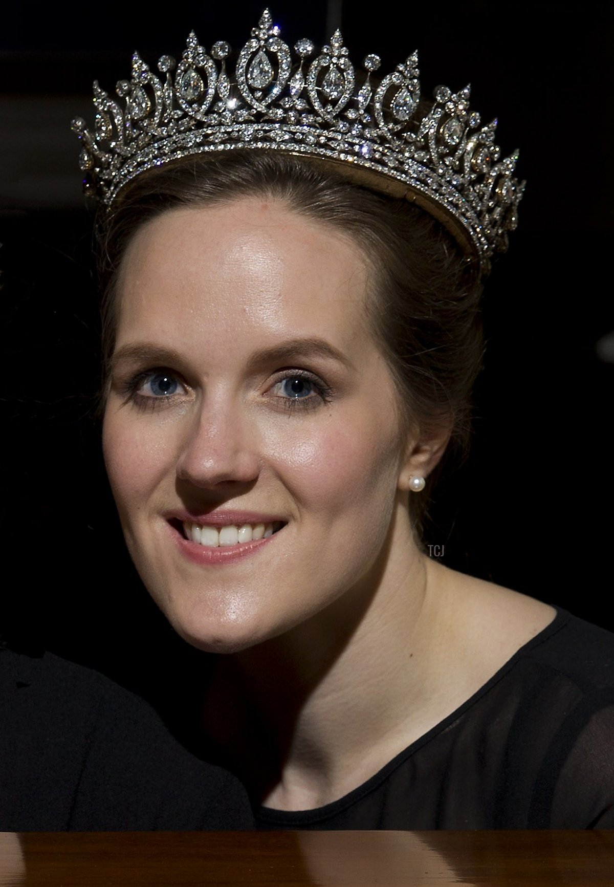 Un impiegato della casa d'aste Sotheby's posa indossando una tiara in diamanti proveniente dall'eredità di Mary, Duchessa di Roxburghe durante una presentazione alla stampa a Londra l'8 aprile 2015 (JUSTIN TALLIS/AFP via Getty Images)