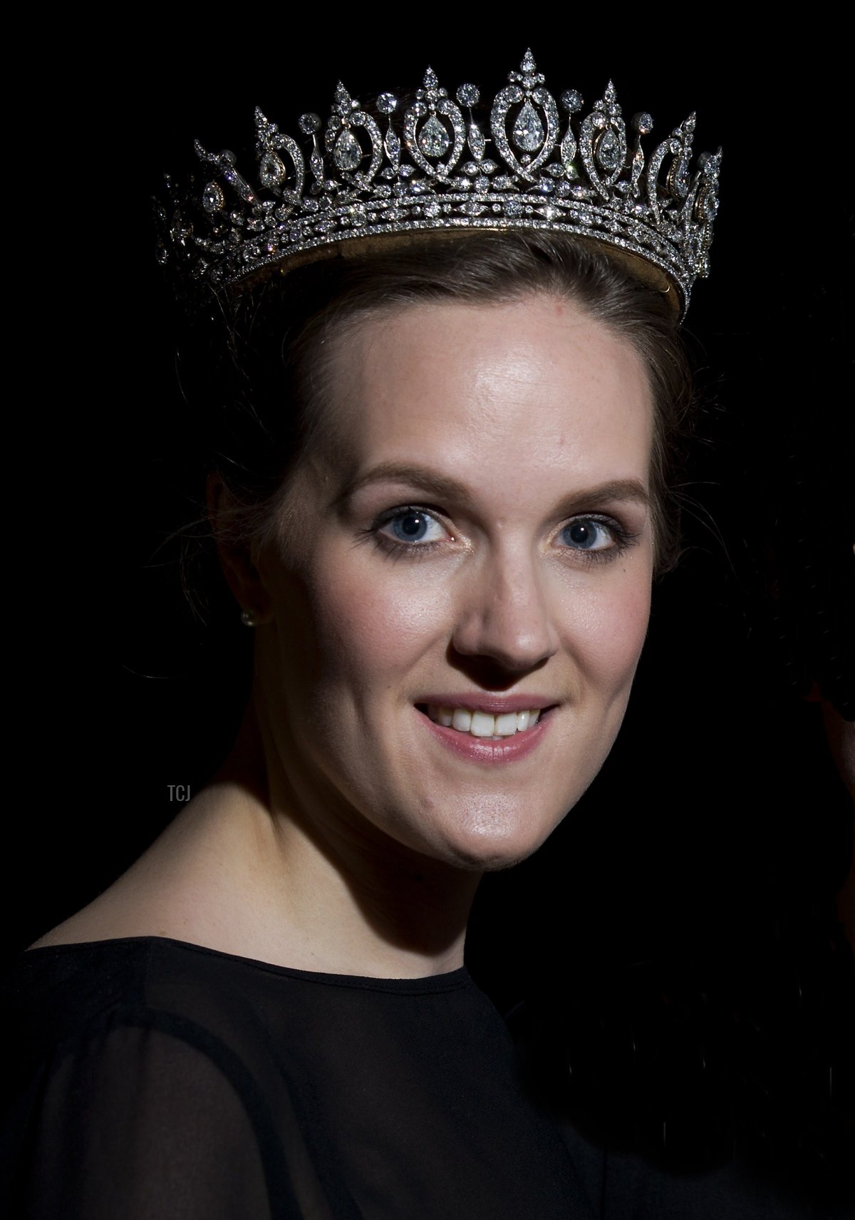 Un impiegato della casa d'aste Sotheby's posa indossando una tiara in diamanti proveniente dall'eredità di Mary, Duchessa di Roxburghe durante una presentazione alla stampa a Londra l'8 aprile 2015 (JUSTIN TALLIS/AFP via Getty Images)