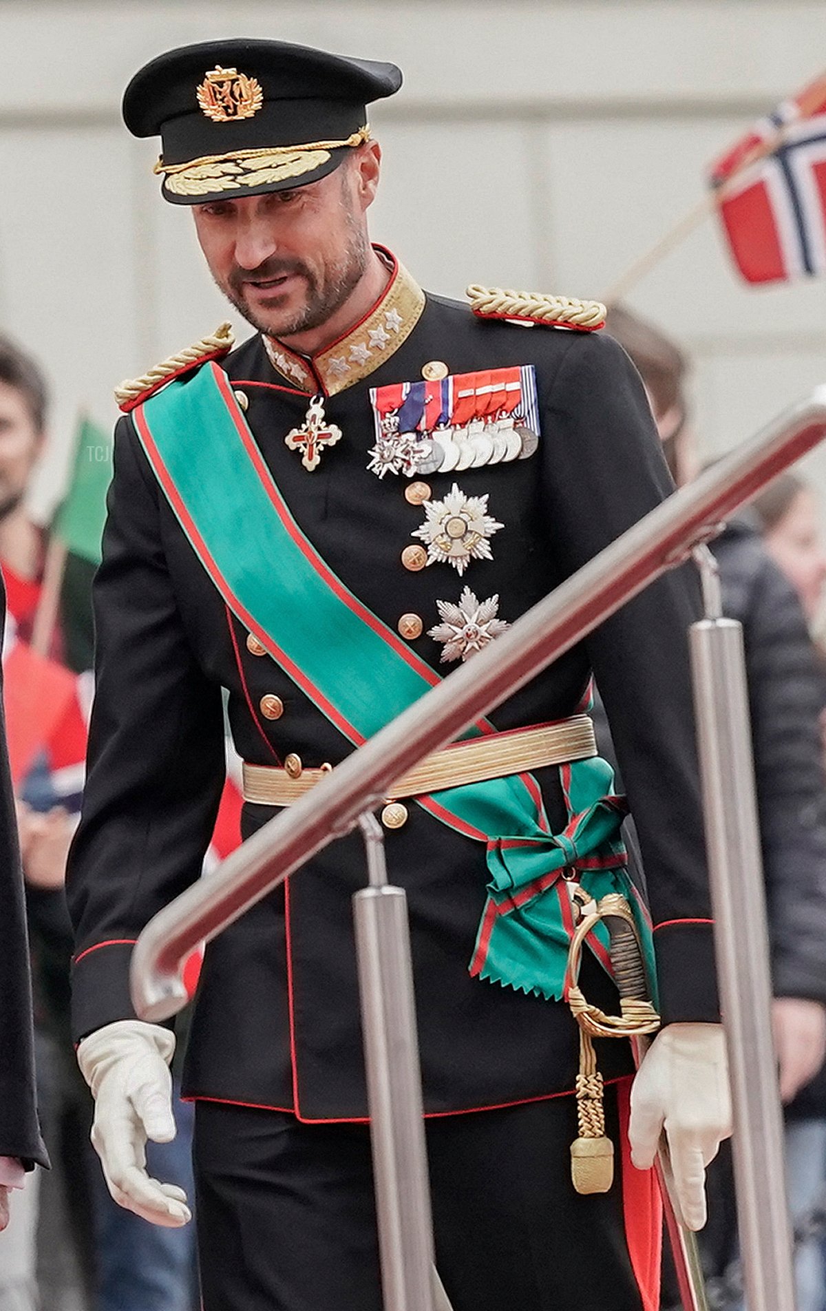 Il Principe Ereditario Haakon di Norvegia e il Presidente Sergio Mattarella d'Italia partecipano a una cerimonia di benvenuto nei giardini del castello di Oslo durante la visita di stato in Norvegia l'11 maggio 2023 (ANNIKA BYRDE/NTB/AFP via Getty Images)