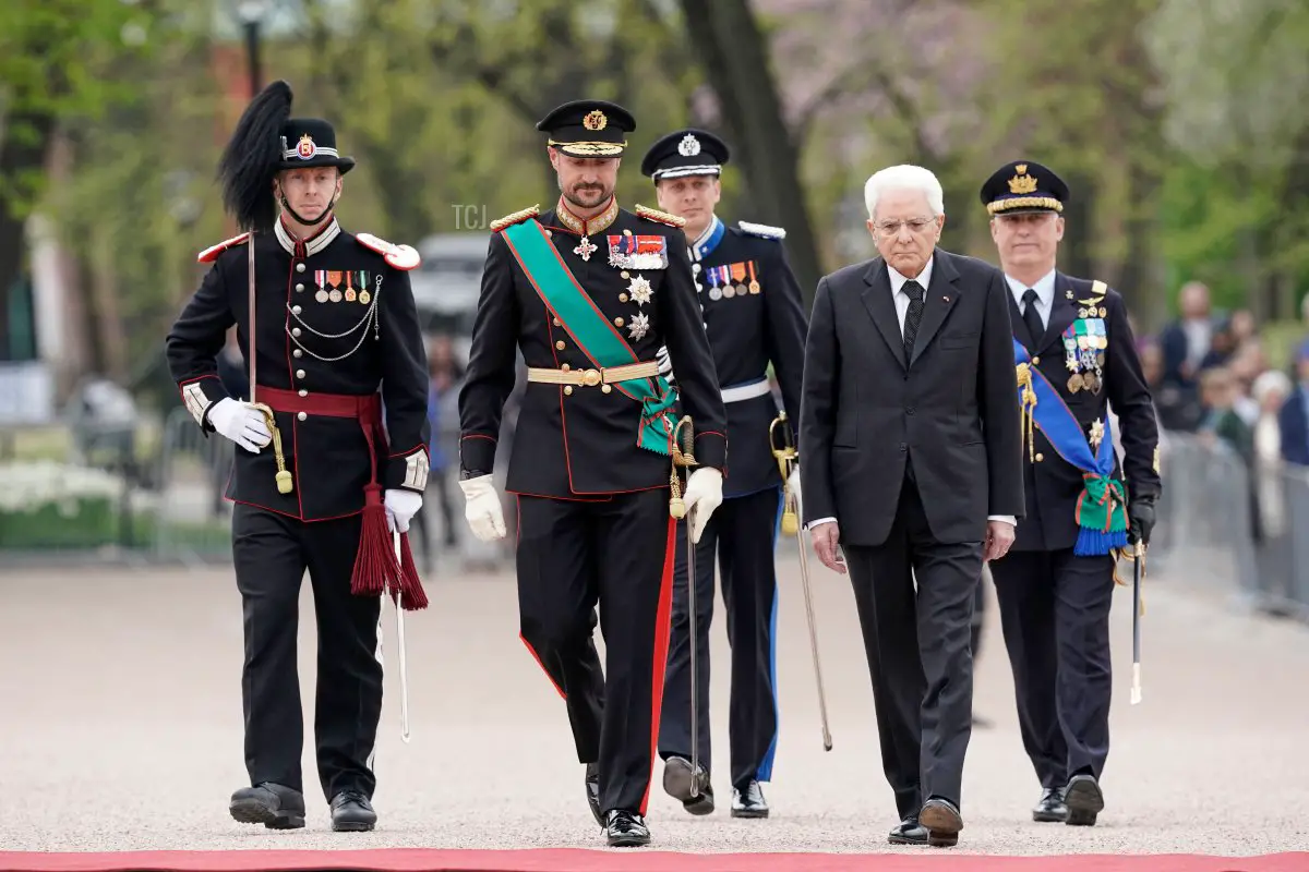 Il Principe Ereditario Haakon di Norvegia e il Presidente Sergio Mattarella d'Italia partecipano a una cerimonia di benvenuto nei giardini del castello di Oslo durante la visita di stato in Norvegia l'11 maggio 2023 (ANNIKA BYRDE/NTB/AFP via Getty Images)