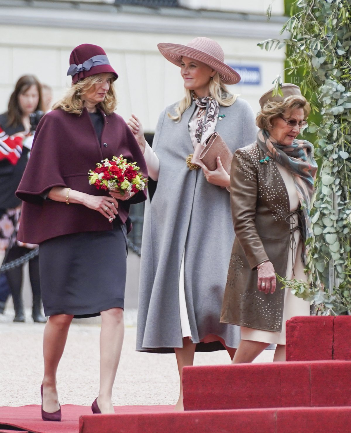 La regina Sonja di Norvegia, la Principessa Ereditaria Mette-Marit e Laura Mattarella, figlia del Presidente Mattarella d'Italia, partecipano a una cerimonia di benvenuto nei giardini del castello di Oslo durante la visita di stato in Norvegia l'11 maggio 2023 (LISE ASERUD/NTB/AFP via Getty Images)