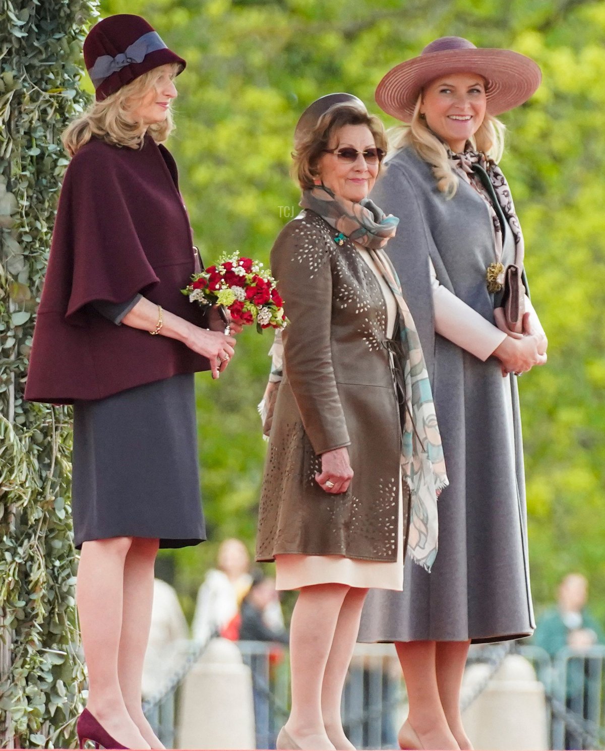 La regina Sonja di Norvegia, la Principessa Ereditaria Mette-Marit e Laura Mattarella, figlia del Presidente Mattarella d'Italia, partecipano a una cerimonia di benvenuto nei giardini del castello di Oslo durante la visita di stato in Norvegia l'11 maggio 2023 (LISE ASERUD/NTB/AFP via Getty Images)