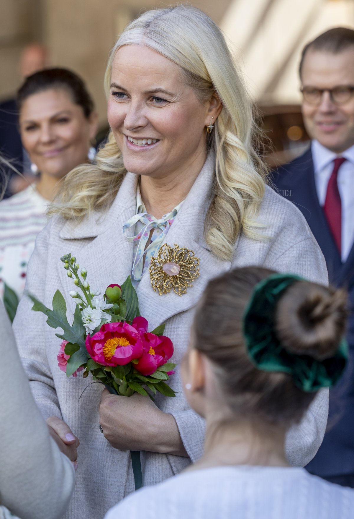 La Principessa Ereditaria Victoria di Svezia, la Principessa Ereditaria Mette-Marit di Norvegia e il Principe Daniel di Svezia arrivano a un evento al Kulturhuset il 2 maggio 2022 a Stoccolma, Svezia (Jonas Gratzer/Getty Images)