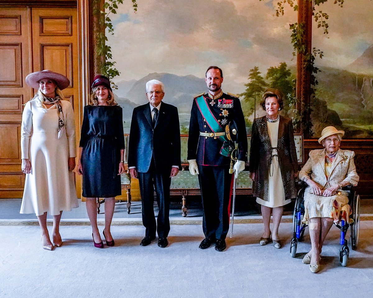 I membri della famiglia reale norvegese danno il benvenuto al Presidente Mattarella e a Laura Mattarella al Palazzo Reale di Oslo, 11 maggio 2023 (LISE ASERUD/NTB/AFP via Getty Images)