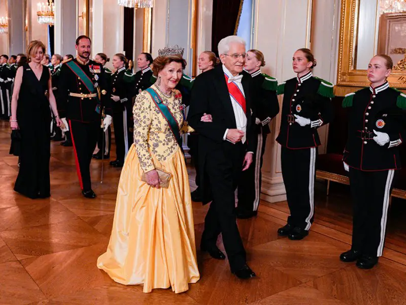 La regina Sonja di Norvegia, il Presidente Mattarella d'Italia, il Principe Ereditario Haakon di Norvegia e Laura Mattarella partecipano a un banchetto di stato al Palazzo Reale di Oslo, 11 maggio 2023 (LISE ASERUD/NTB/AFP via Getty Images)