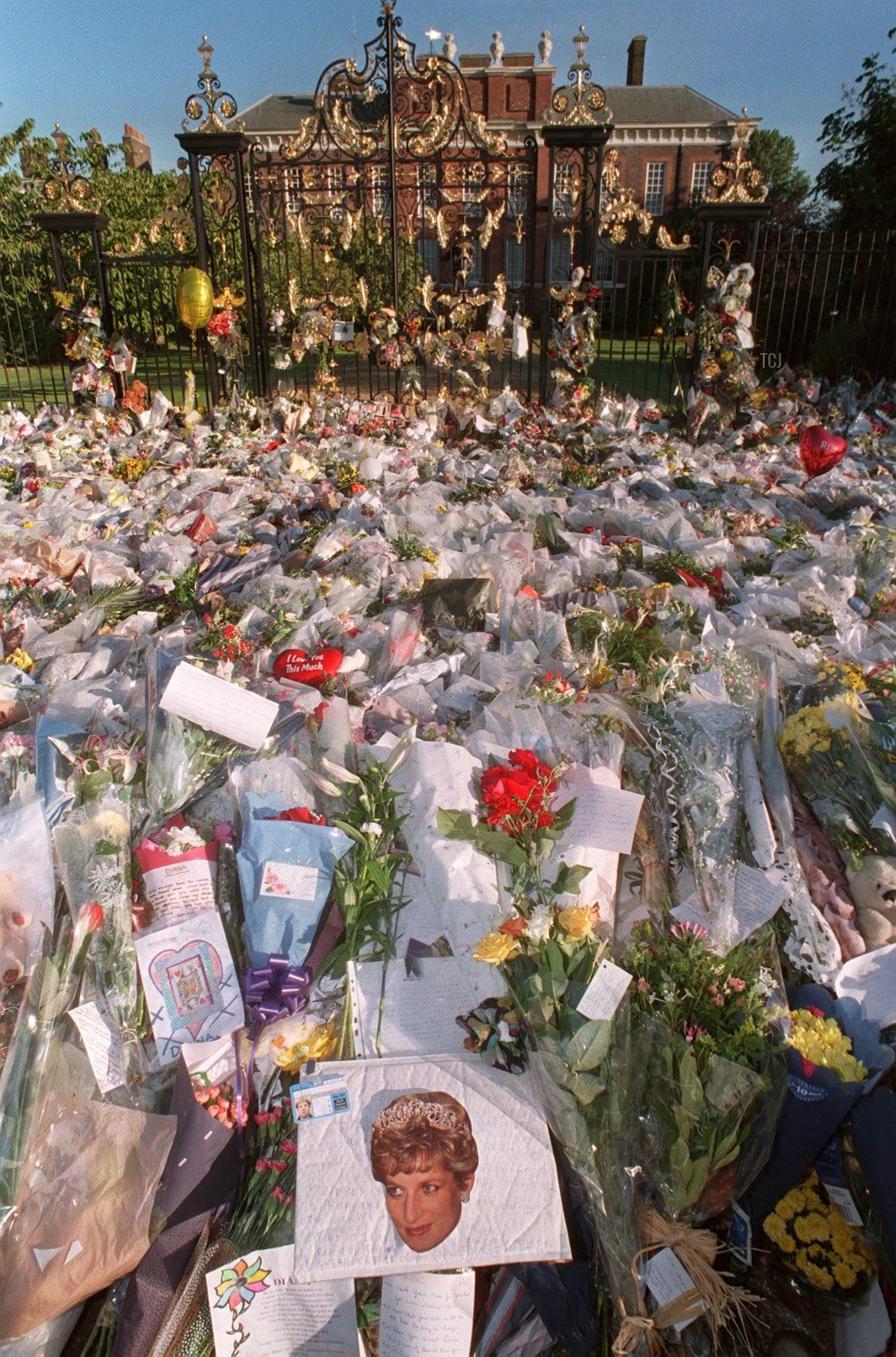 Fiori continuano a essere depositati all'esterno dei cancelli di Kensington Palace all'inizio del 2 settembre 1997, mentre i membri del pubblico esprimono la propria simpatia dopo la morte di Diana, Principessa di Galles in un'incidente d'auto a Parigi lo scorso weekend (PAUL VICENTE/AFP via Getty Images)