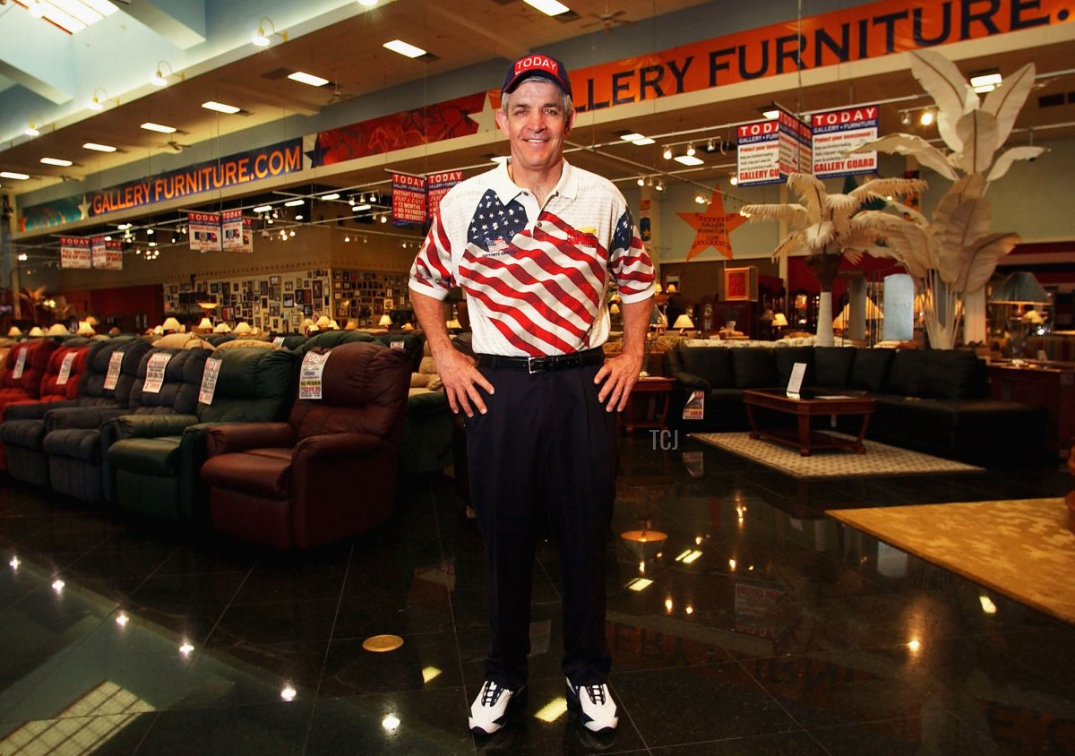 L’imprenditore e proprietario del Westside Tennis Club Jim McIngvale posa nel suo negozio di mobili durante il Campionato di Tennis Maschile delle Terre Battute il 25 aprile 2003 che si svolgono al Westside Tennis Club a Houston, Texas (Matthew Stockman/Getty Images per l'ATP)