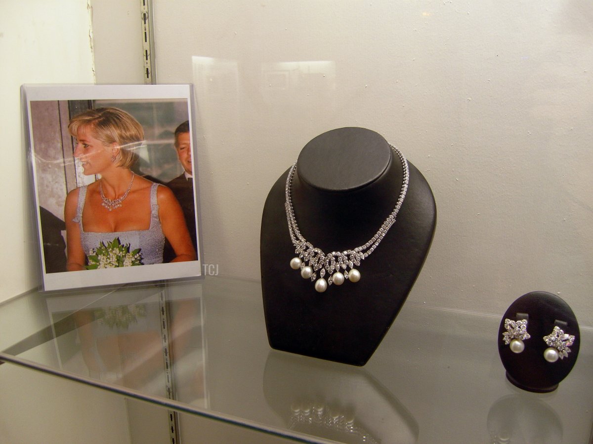 Un collier di diamanti e perle del Sud indossato da Diana al gran galà dell'apertura della British National Ballet's di Lago dei Cigni a giugno 1997, due mesi prima della tragica morte della Principessa di Galles in un incidente d'auto a Parigi, è in mostra il 24 settembre 2010, a New York (Natalie Huet/AFP via Getty Images)