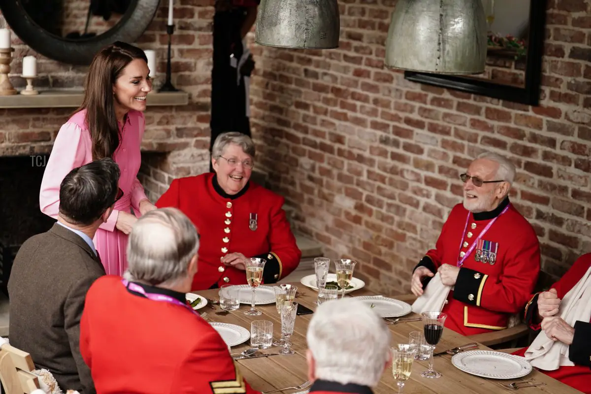 La Principessa del Galles parla con i Pensionati di Chelsea, dopo aver partecipato al primo Picnic dei Bambini al RHS Chelsea Flower Show, presso il Royal Hospital Chelsea il 22 maggio 2023 a Londra, Inghilterra (Jordan Pettitt-WPA Pool/Getty Images)