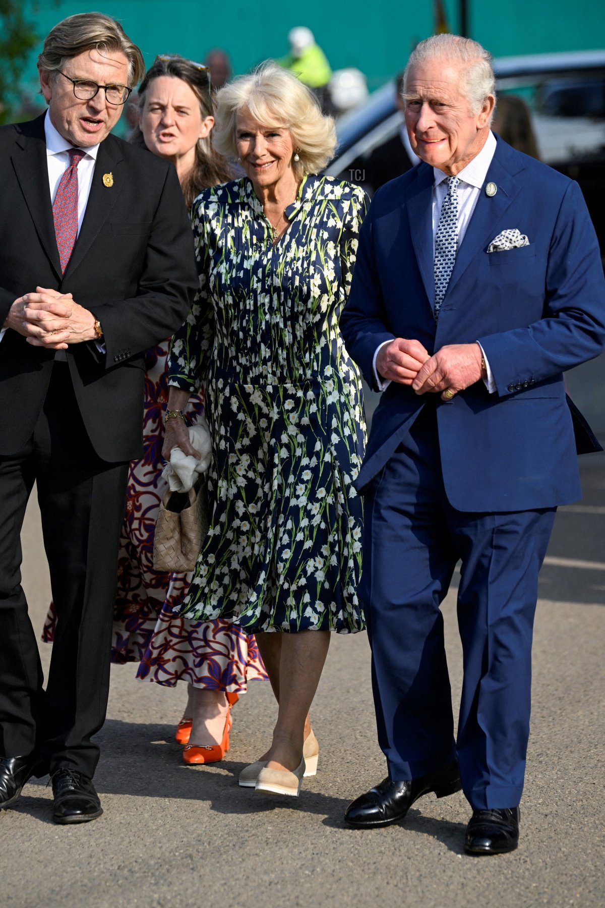 Il Re e la Regina arrivano con il Presidente della Royal Horticultural Society, Keith Weed, per una visita al 2023 RHS Chelsea Flower Show a Londra il 22 maggio 2023 (TOBY MELVILLE/POOL/AFP via Getty Images)