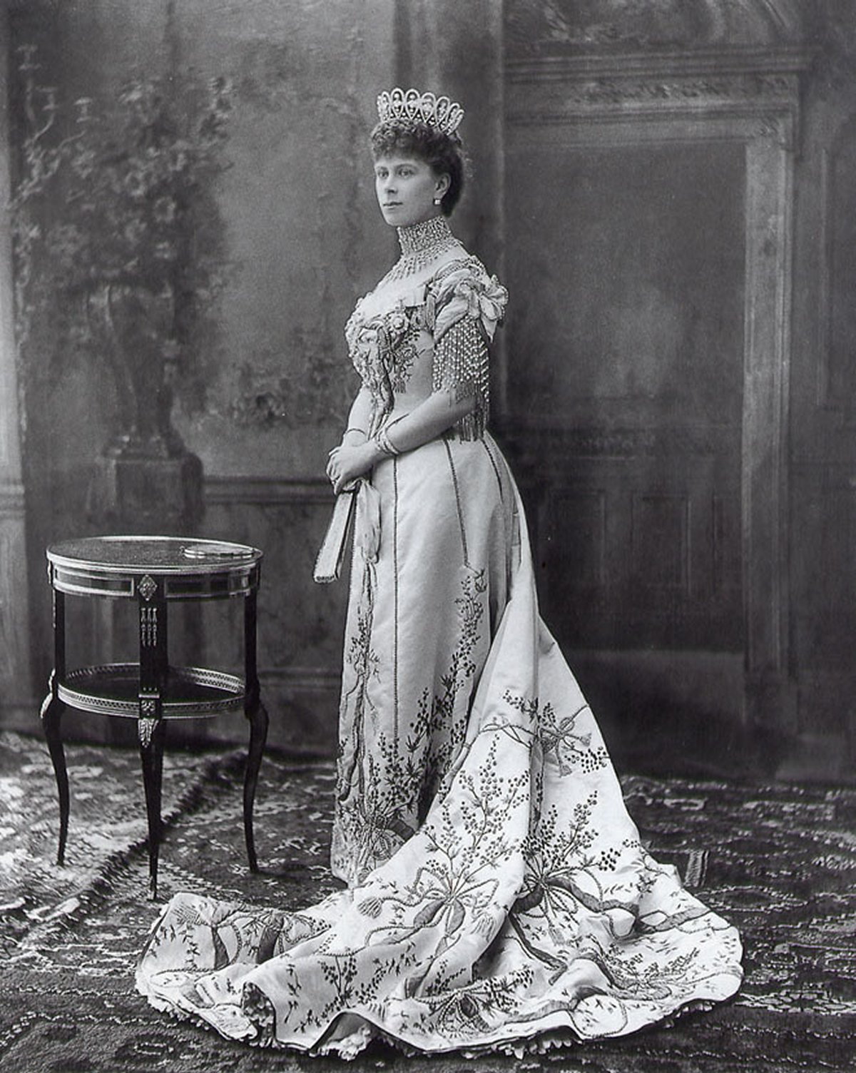 Regina Mary quando era Principessa del Galles, fotografata da W&D Downey a Londra, 1905 (Grand Ladies Site)