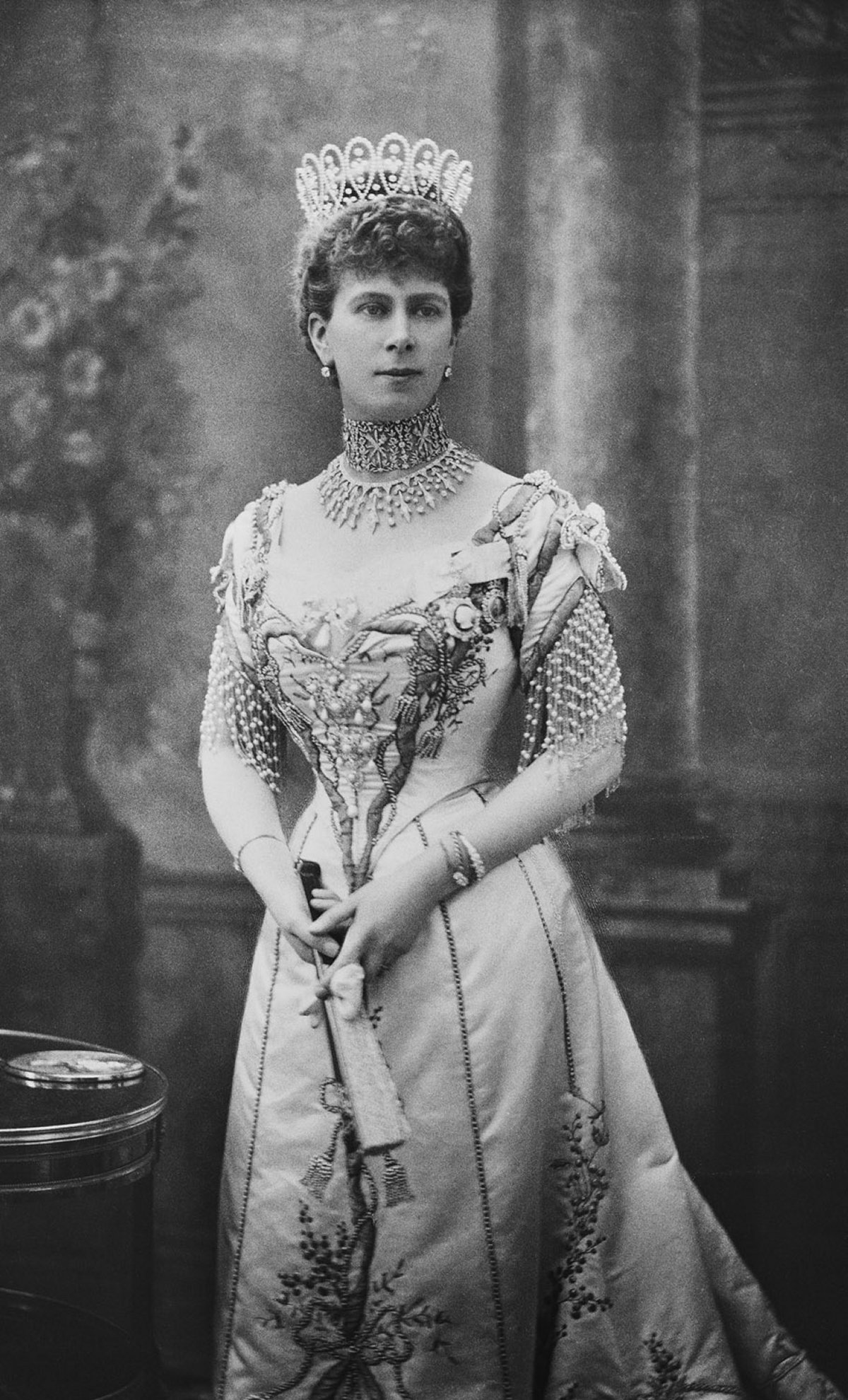 Regina Mary quando era Principessa del Galles, fotografata da W&D Downey a Londra, 1905 (Royal Collection Trust)