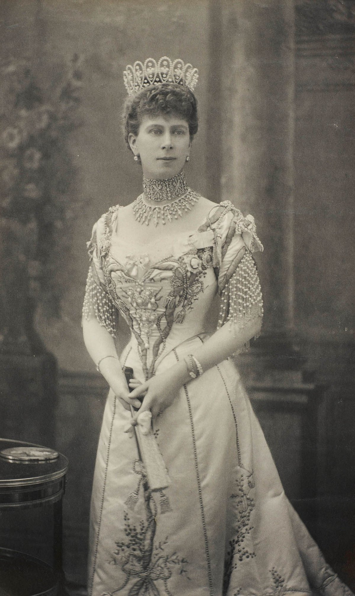 Regina Mary quando era Principessa del Galles, fotografata da W&D Downey a Londra, 1905 (Royal Collection Trust)