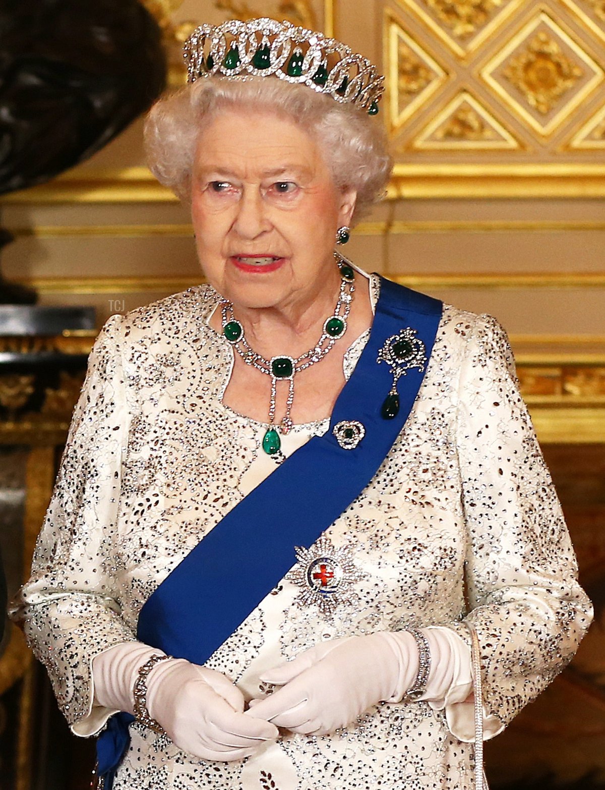 La Regina Elisabetta II del Regno Unito partecipa a un banchetto di stato al Castello di Windsor durante una visita del Presidente Higgins d'Irlanda, 8 aprile 2014 (Dan Kitwood/AFP via Getty Images)